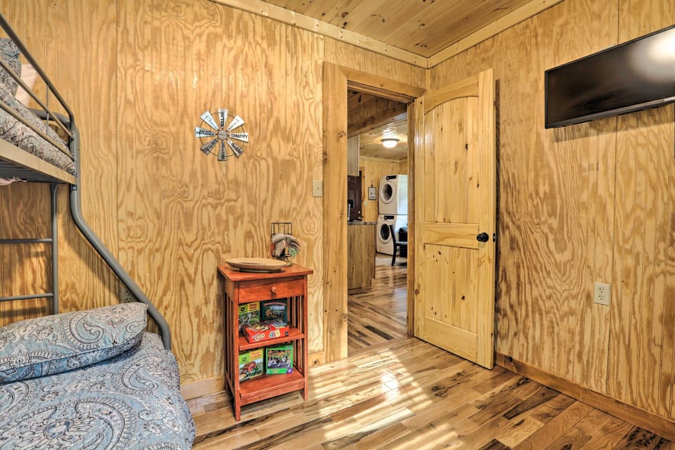 Cozy Creekside Cabin ~ 24 Mi to Red River! Cottage in Beattyville