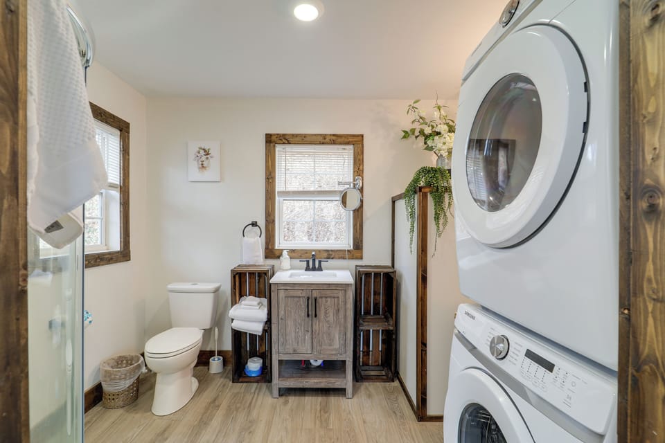 Hilltop Hideaway w/ Scenic Views & Hot Tub! Cottage in West Jefferson
