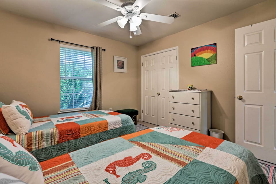 2 Mi to Lake Mcqueeny: Gem w/ Covered Patio Cottage in McQueeney