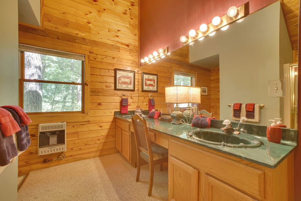 Secluded Studio w/ Deck ~ 8 Miles to Beaver Lake! Cottage in Eureka Springs