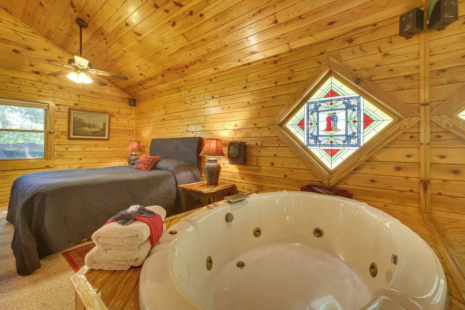 Secluded Studio w/ Deck ~ 8 Miles to Beaver Lake! Cottage in Eureka Springs