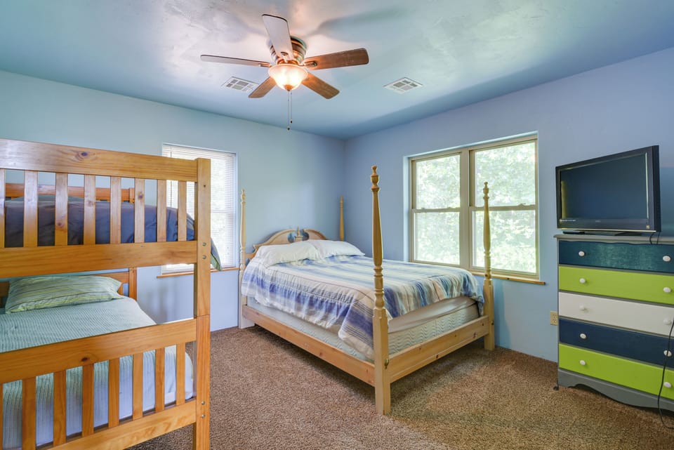 Cabin Near Grand Lake' w/ Private Deck! Cottage in Oklahoma