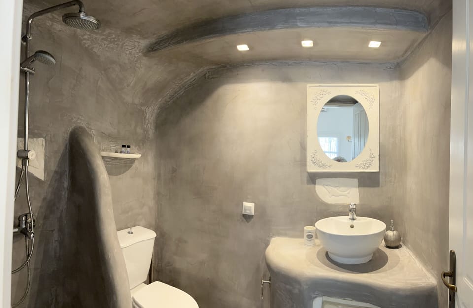 Family Apartment, Sea View | Bathroom | Shower, free toiletries, hair dryer, towels