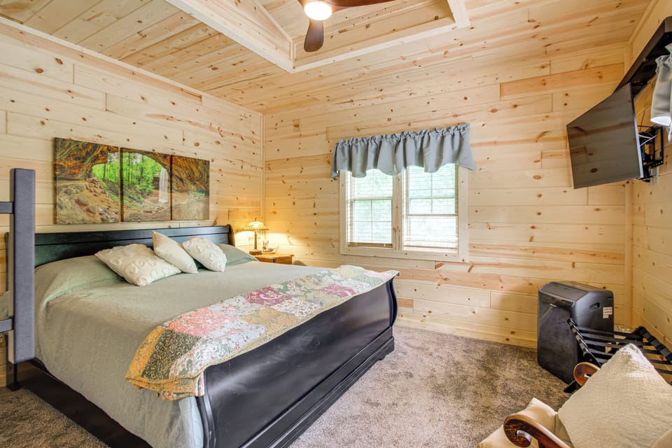 Idyllic Cabin in the Heart of Hocking Hills Cottage in Laurel Township