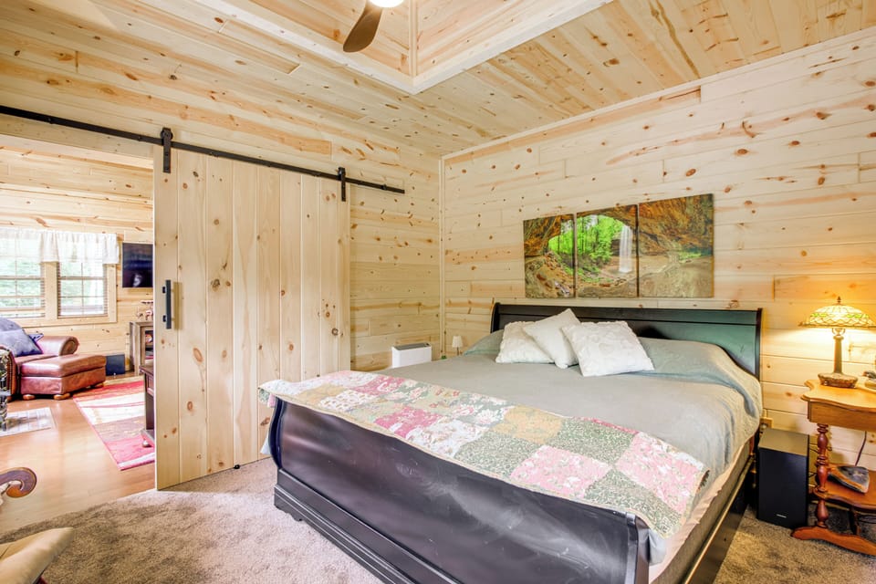 Idyllic Cabin in the Heart of Hocking Hills Cottage in Laurel Township