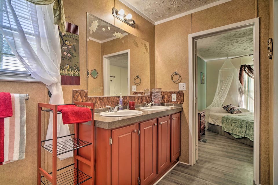 Private Yard & Fire Pit: Pet-friendly Midway Abode Cottage in Cherokee Reservoir