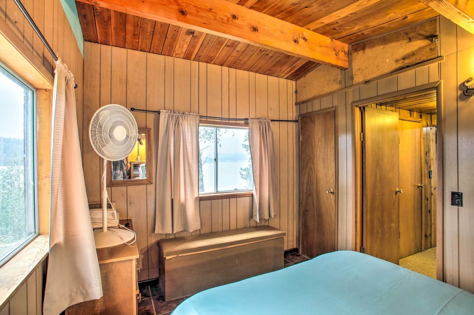Remote Escape: Serene Lakeside Cabin w/ Beach Cottage in Kootenai County