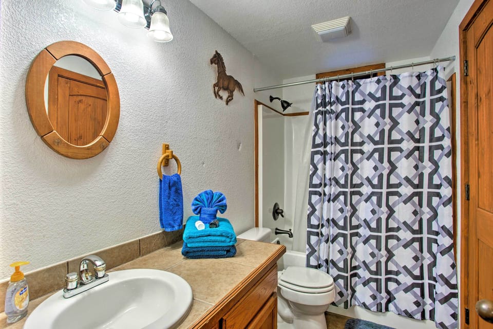 3 Mi to Broken Bow Lake: Cabin w/ Hot Tub & Deck! Cottage in Broken Bow