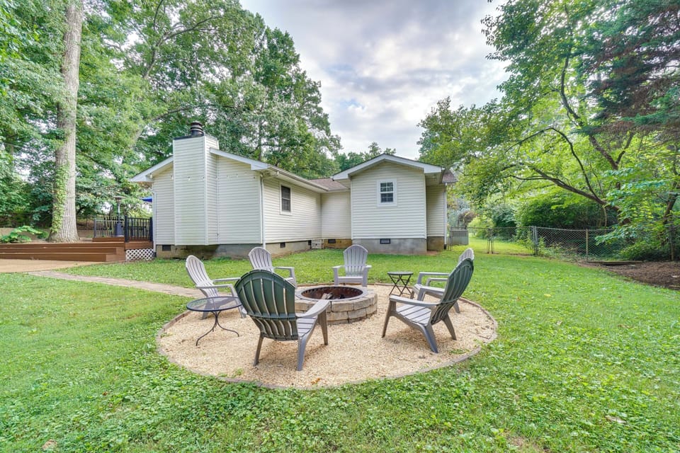 Private Backyard | Deck | Gas Grill | Fire Pit | Hammock
