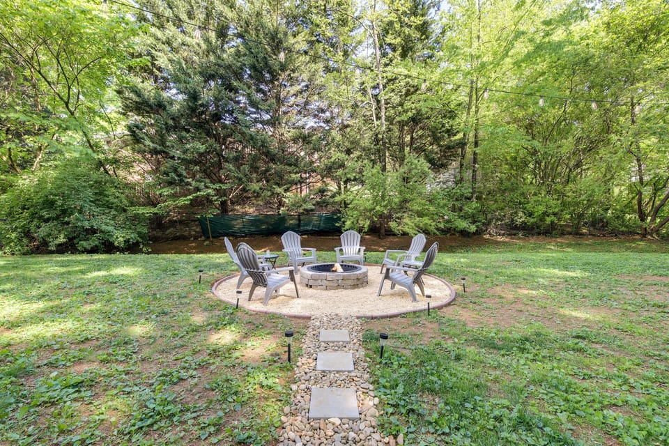 Private Backyard | Deck | Gas Grill | Fire Pit | Hammock