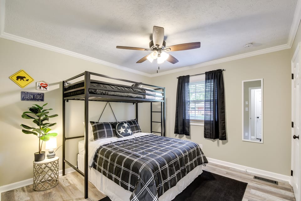Bedroom 3 (Pigeon Forge) | Twin/Queen Bunk Bed