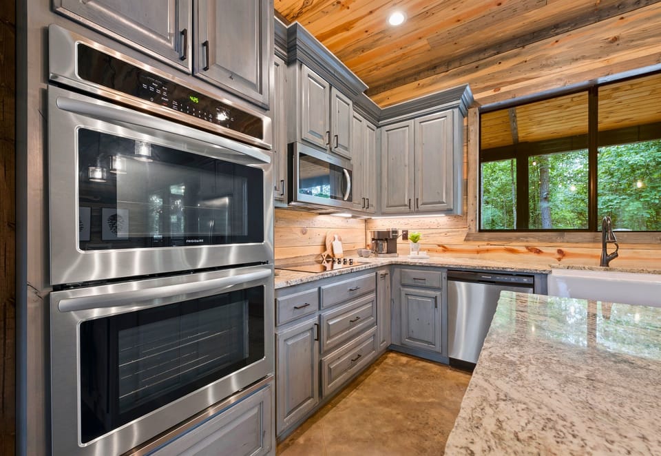 The kitchen is a blend of contemporary style and convenience, with modern amenities!