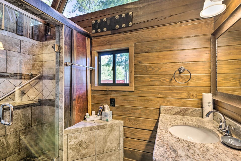 Countryside Cabin Retreat w/ Outdoor Kitchen! Cottage in Mississippi