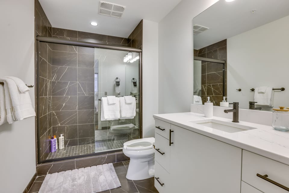 Downtown Omaha Getaway w/ Deck & Gas Grill! Apartment in Omaha