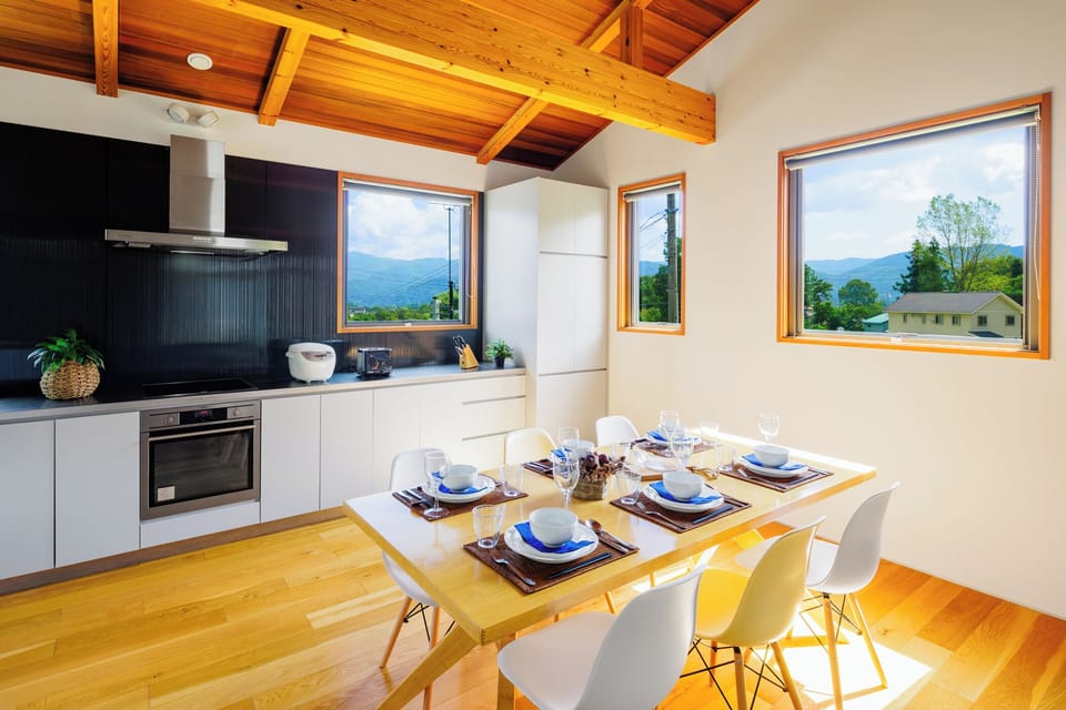 Full-size fridge, microwave, oven, stovetop