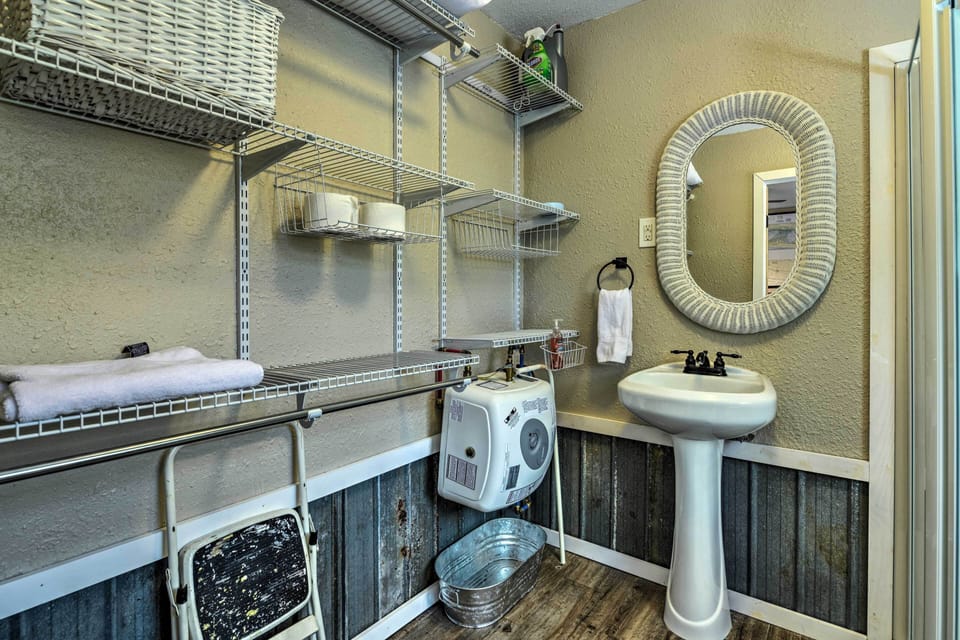 Bay Access & Dock: Riverfront Tivoli Escape Cottage in Texas