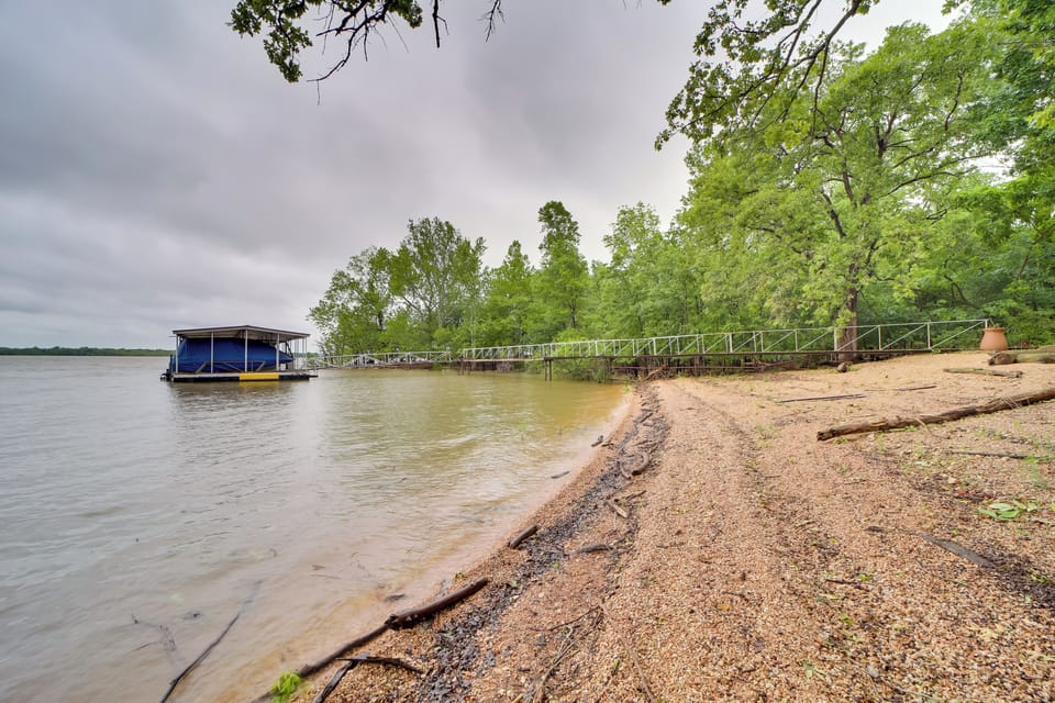 Boat Dock & Fire Pit: 'sunset Cove' Lakefront Gem Apartment in Lake O The Cherokees