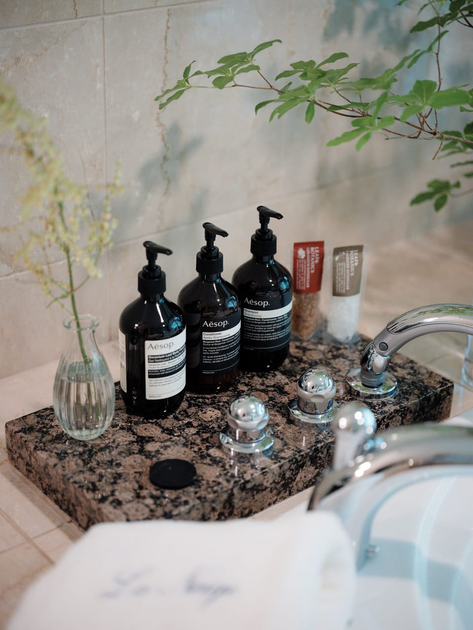 Deluxe Room | Bathroom | Free toiletries, hair dryer, bathrobes, slippers