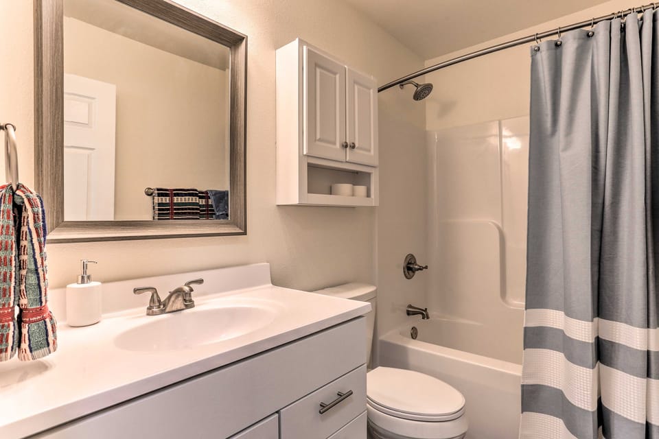 Newly Built Rapid City Retreat ~ 1 Mi to Dtwn Cottage in Rapid City