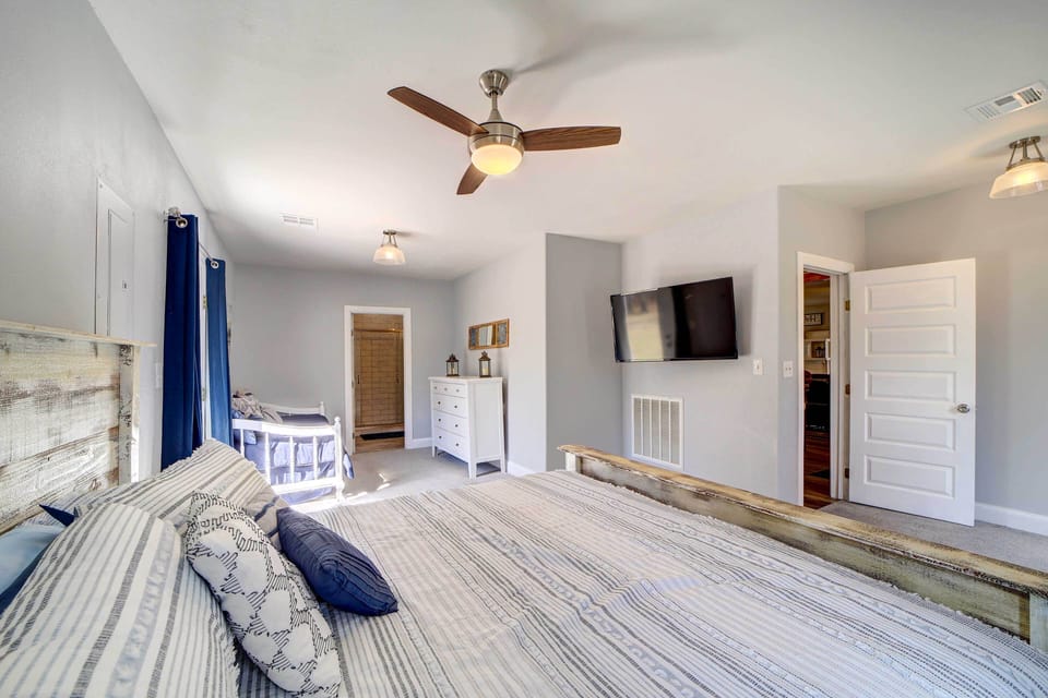 Game Room + Large Backyard: Afton Home! Cottage in Lake O The Cherokees