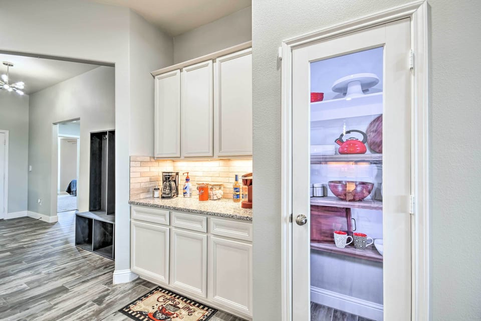 House (4 Bedrooms) | Interior