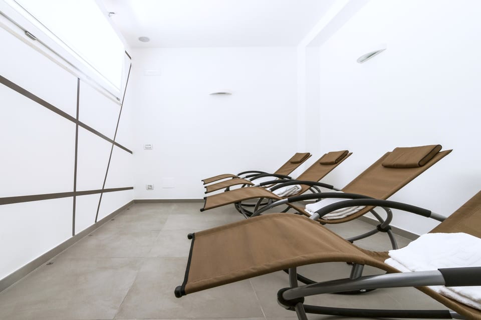 Hot tub, steam room, Turkish bath, deep-tissue massages, sports massages
