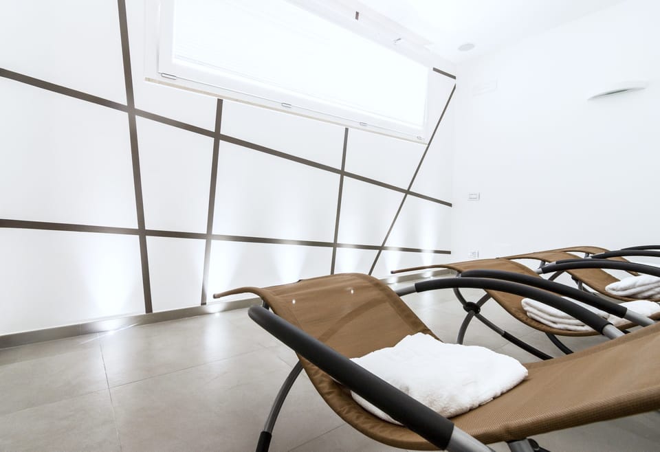 Hot tub, steam room, Turkish bath, deep-tissue massages, sports massages