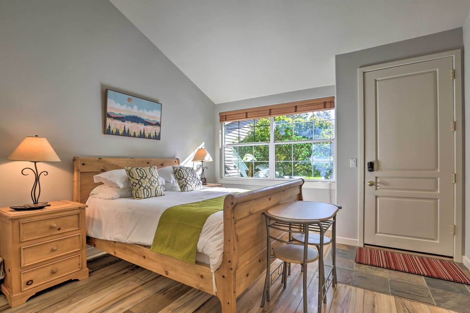 Bend Townhome w/ Golf Course Views & Private Deck! Apartment in Deschutes River Woods