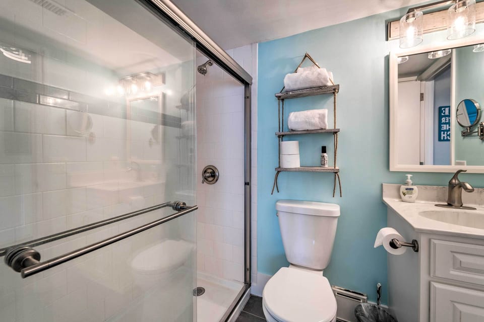 Bright Carolina Beach Condo - Walk to Shore! Apartment in Carolina Beach