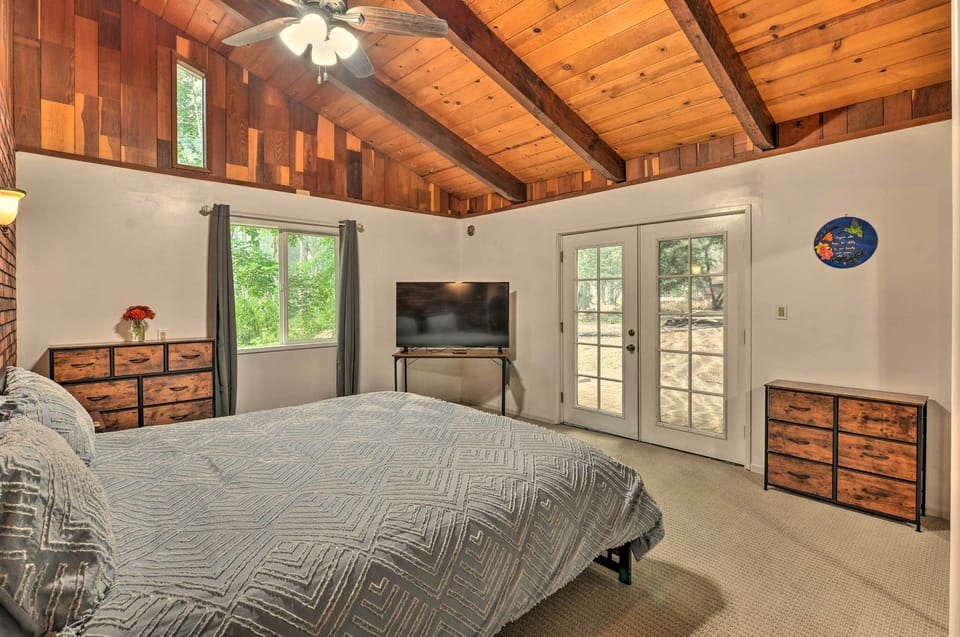 Step-free Hawkins Bar Home Near Trinity River Cottage in Willow Creek