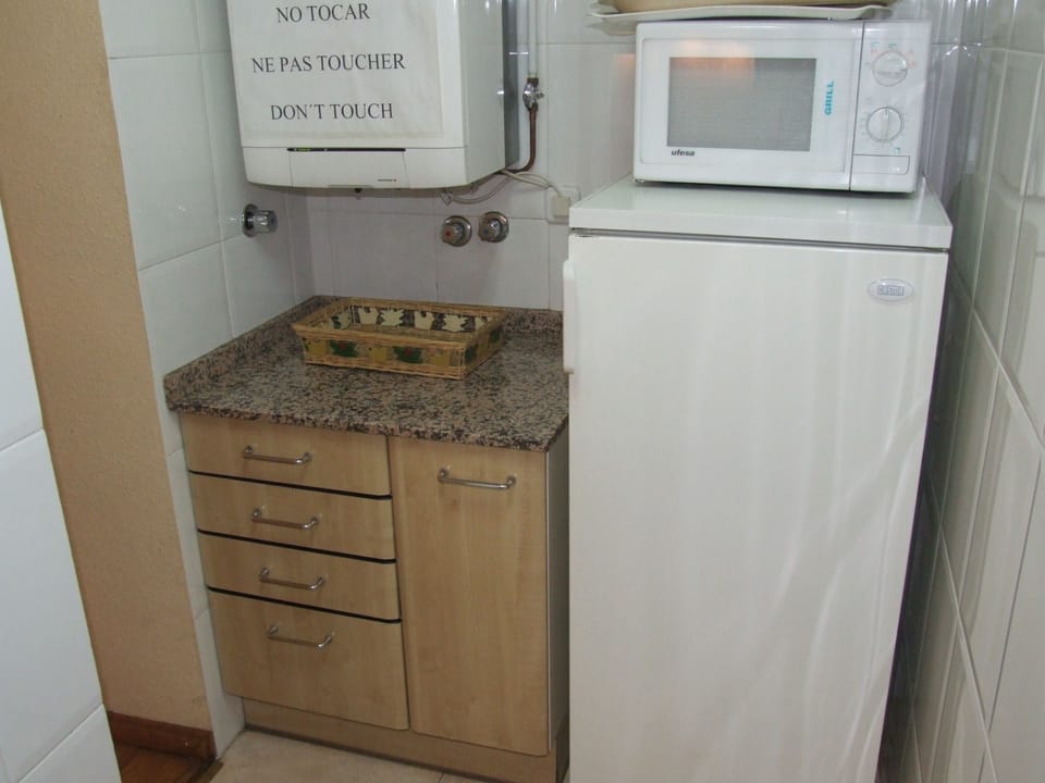 Apartment, 2 Bedrooms | Private kitchen | Fridge, microwave, oven, stovetop