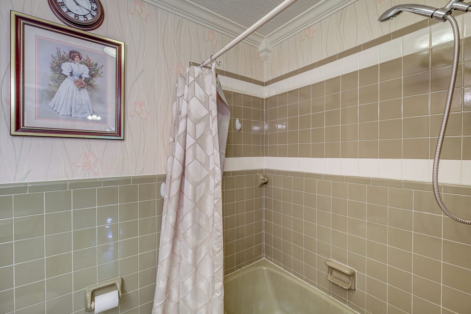Bristol Retreat w/ Creek Access: 2 Mi to Dtwn Cottage in Bristol