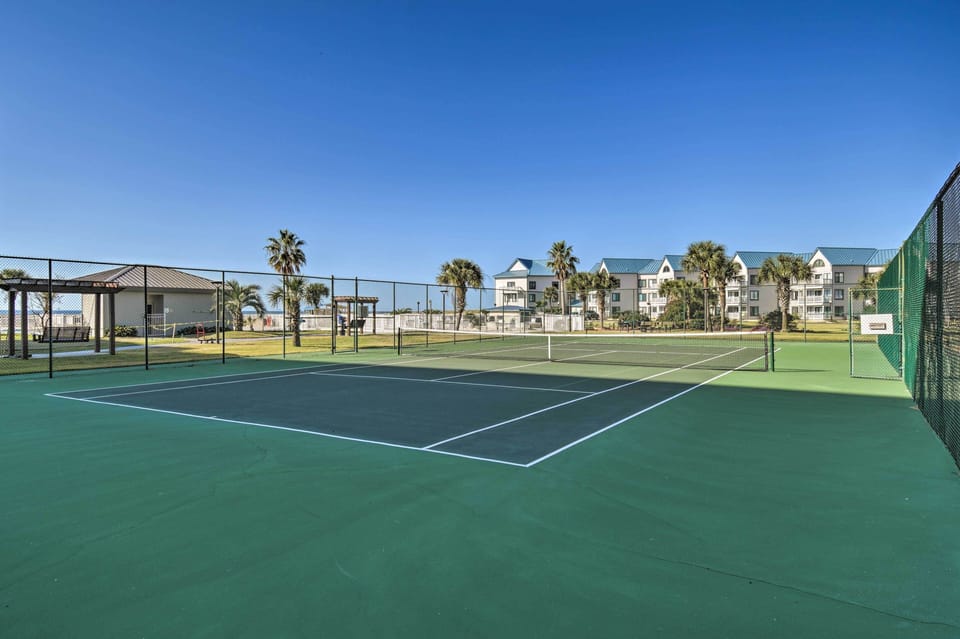 Beach Access, Walk to Golf! Gulf Shores Condo Apartment in Alabama