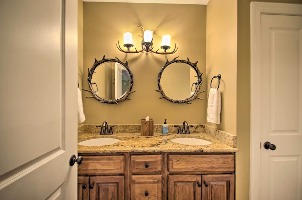 Luxe Wintergreen Resort Escape w/ Hot Tub! Cottage in Nelson County