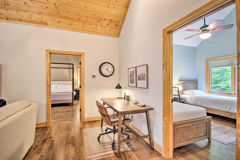 Luxe Wintergreen Resort Escape w/ Hot Tub! Cottage in Nelson County
