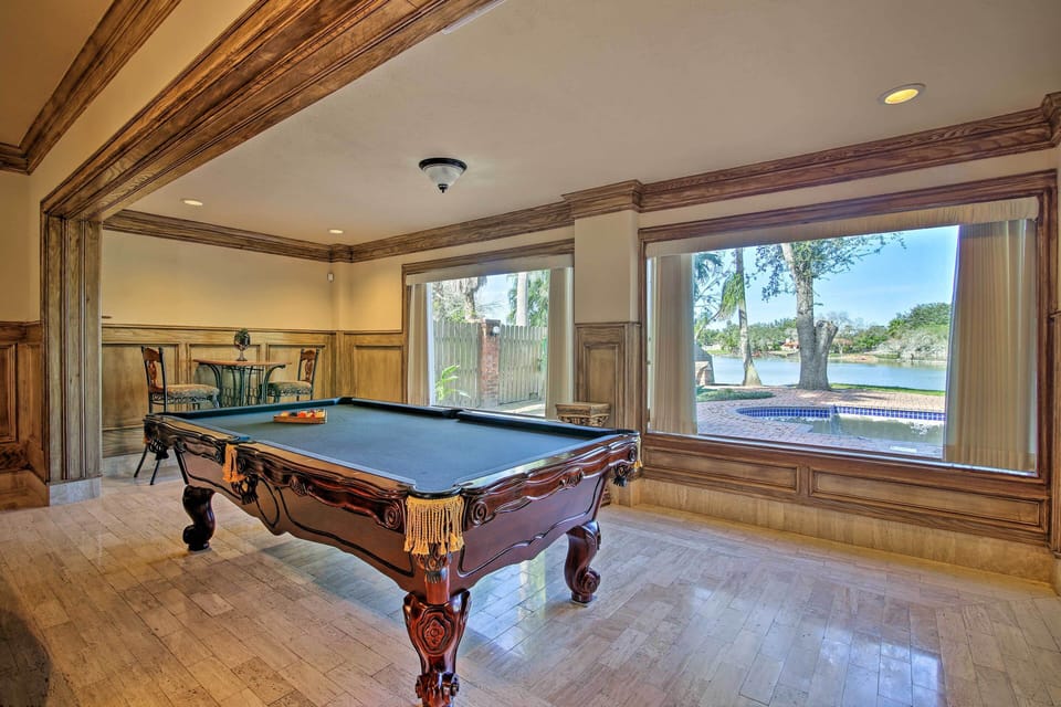 House (6 Bedrooms) | Interior