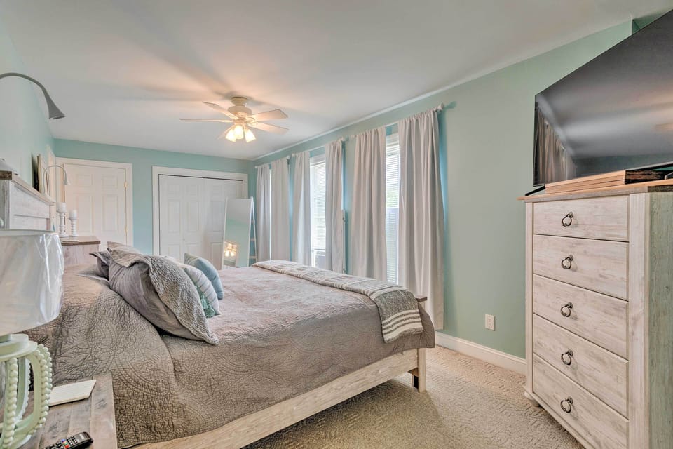 South Kingstown Vacation Rental: 2 Mi to Beach! Cottage in Narragansett Beach