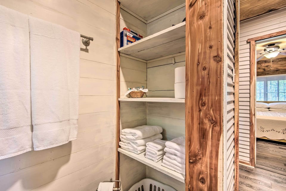 Updated Cabin w/ Porch, Mins to Cossatot River Cottage in Arkansas