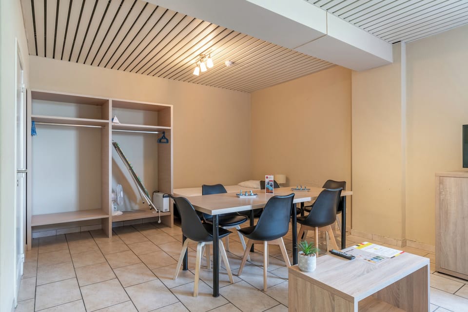 Family Room (6 People) | Living area | TV