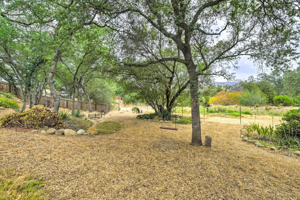 Charming Home < 10 Mi to Sequoia Nat'l Park! Cottage in Three Rivers