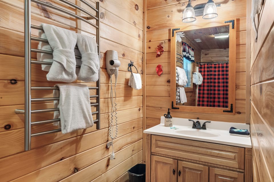 Bear Mountain Chalet in the Woods w/ Hot Tub Cottage in Gatlinburg