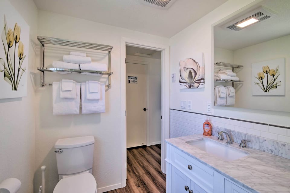 North Bend Home w/ Cornhole Court & Putting Green Cottage in Coos Bay