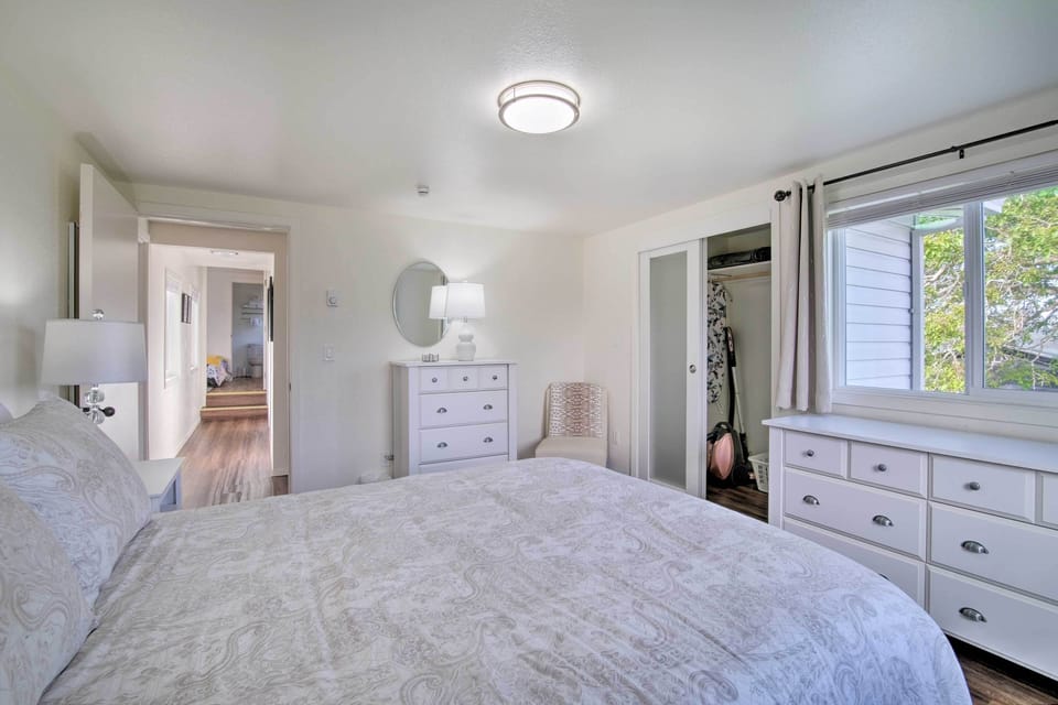 North Bend Home w/ Cornhole Court & Putting Green Cottage in Coos Bay