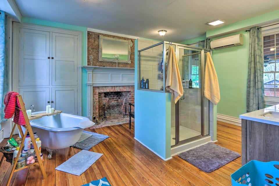 Historic 'hammond House' w/ Wine Country View! Cottage in Shenandoah Valley