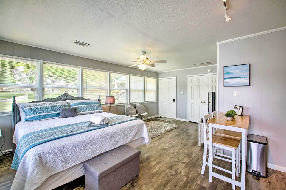 Kayaks & Dock: Lakefront Hot Springs Hideaway Cottage in Lake Hamilton