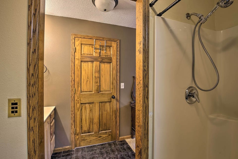 Lakefront Eau Galle Home w/ Hot Tub & Fire Pit Cottage in Wisconsin
