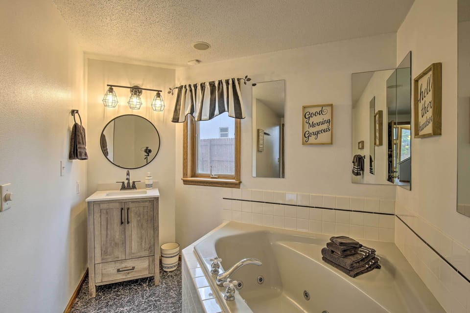 Lakefront Eau Galle Home w/ Hot Tub & Fire Pit Cottage in Wisconsin