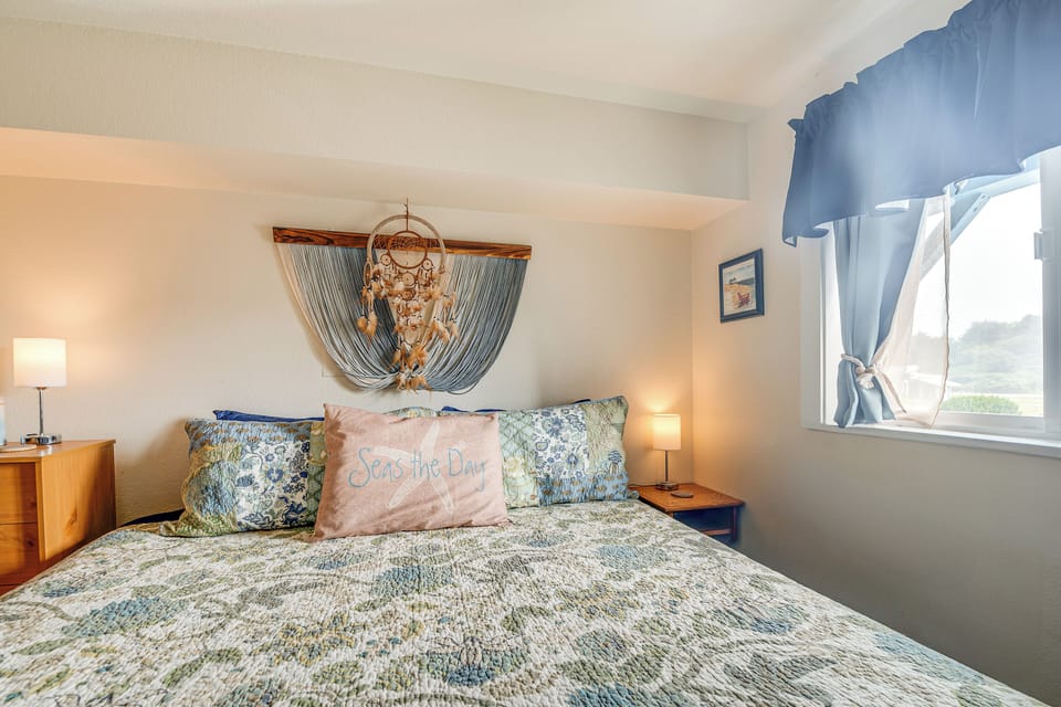 Ocean Shores Condo w/ Balcony < 1 Mi to Beach! Apartment in Ocean Shores