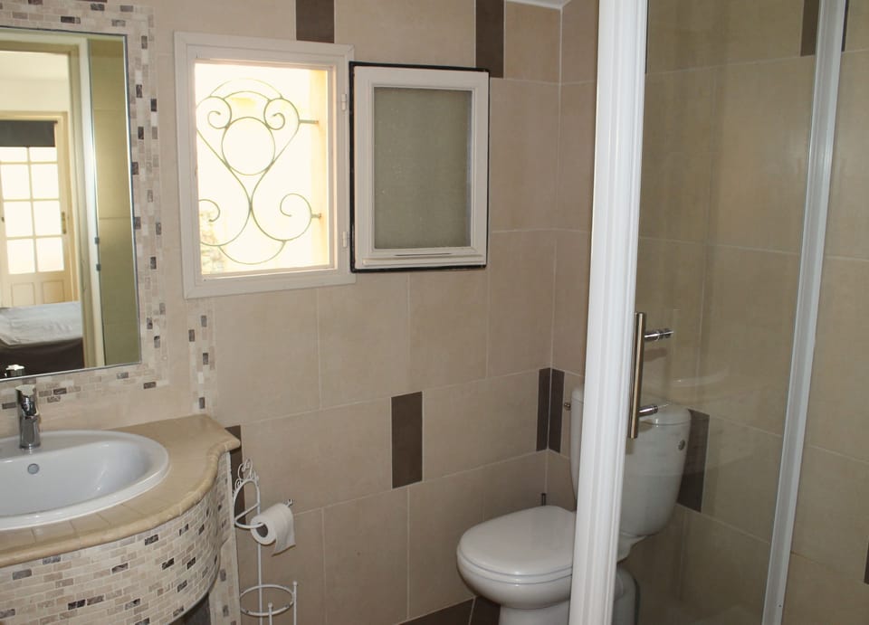 Shower, free toiletries, hair dryer, towels