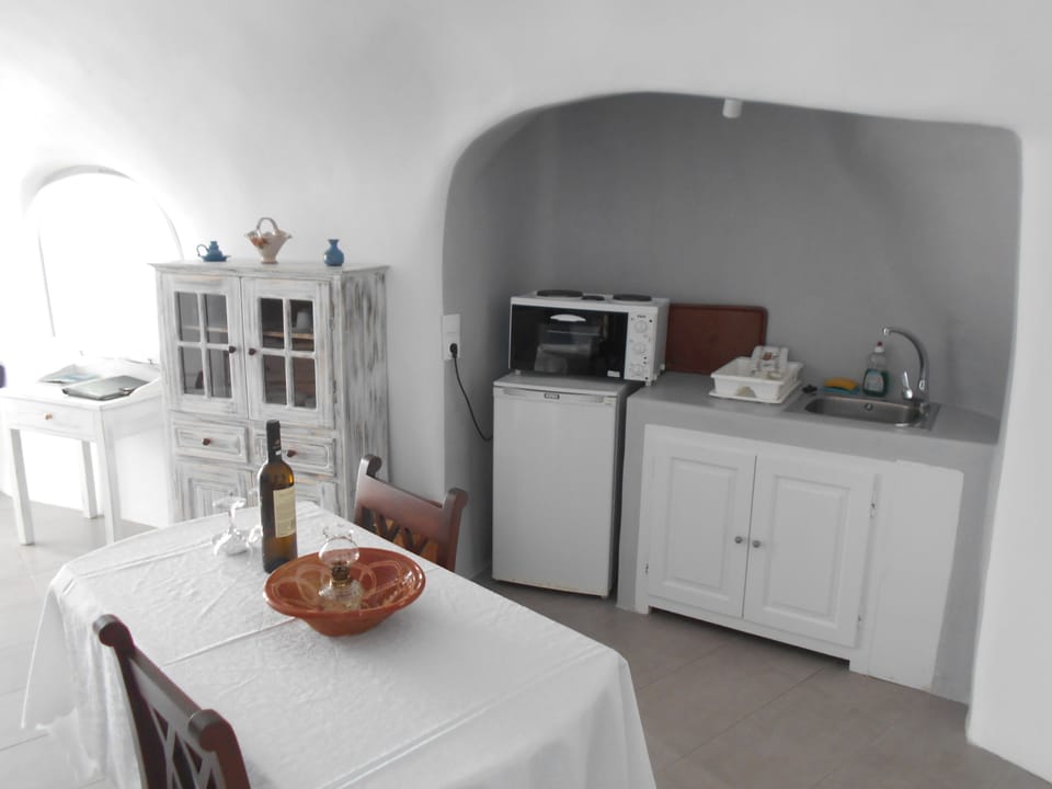 House, Jetted Tub (Cave) | Private kitchen | Fridge, coffee/tea maker, electric kettle